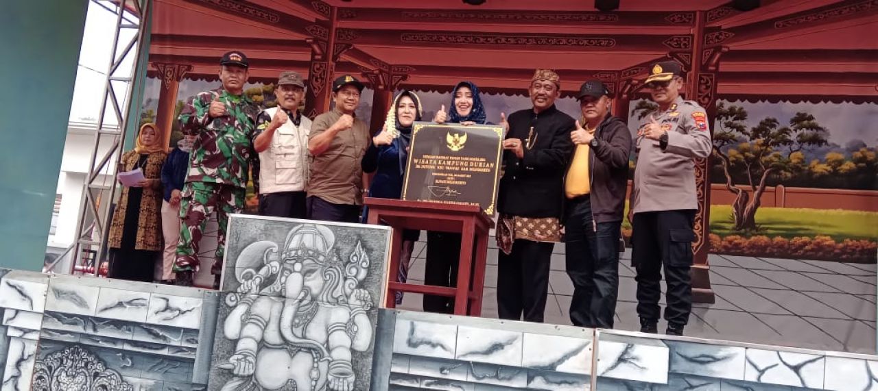 Bupati Mojokerto dr.Ikhfina Fatmawati Bersama Forkopimcam,Kades dan Tokoh Masyarakat Desa Duyung Kecamatan Trawas Dalam Acara Ruwah Desa Duyung Di Villa Sawah Trawas