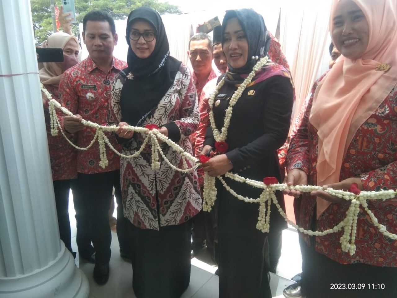 Bupati Mojokerto dr.Ikhfina Fatmawati Didampingi Kades Brangkal Nur Elly Suryani,S.Pd. saat Memotong Pita Peresmian Kantor Kepala Desa Brangkal