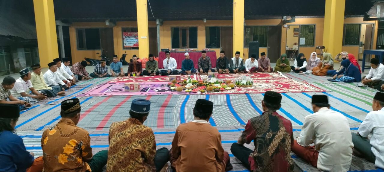 Caption: Acara Ruwat Desa Mojotengah Yang Dihadiri Tokoh Masyarakat,Tokoh Agama,Tokoh Pemuda Dan Ibu-Ibu PKK Di Aula Balaidesa Mojotengah