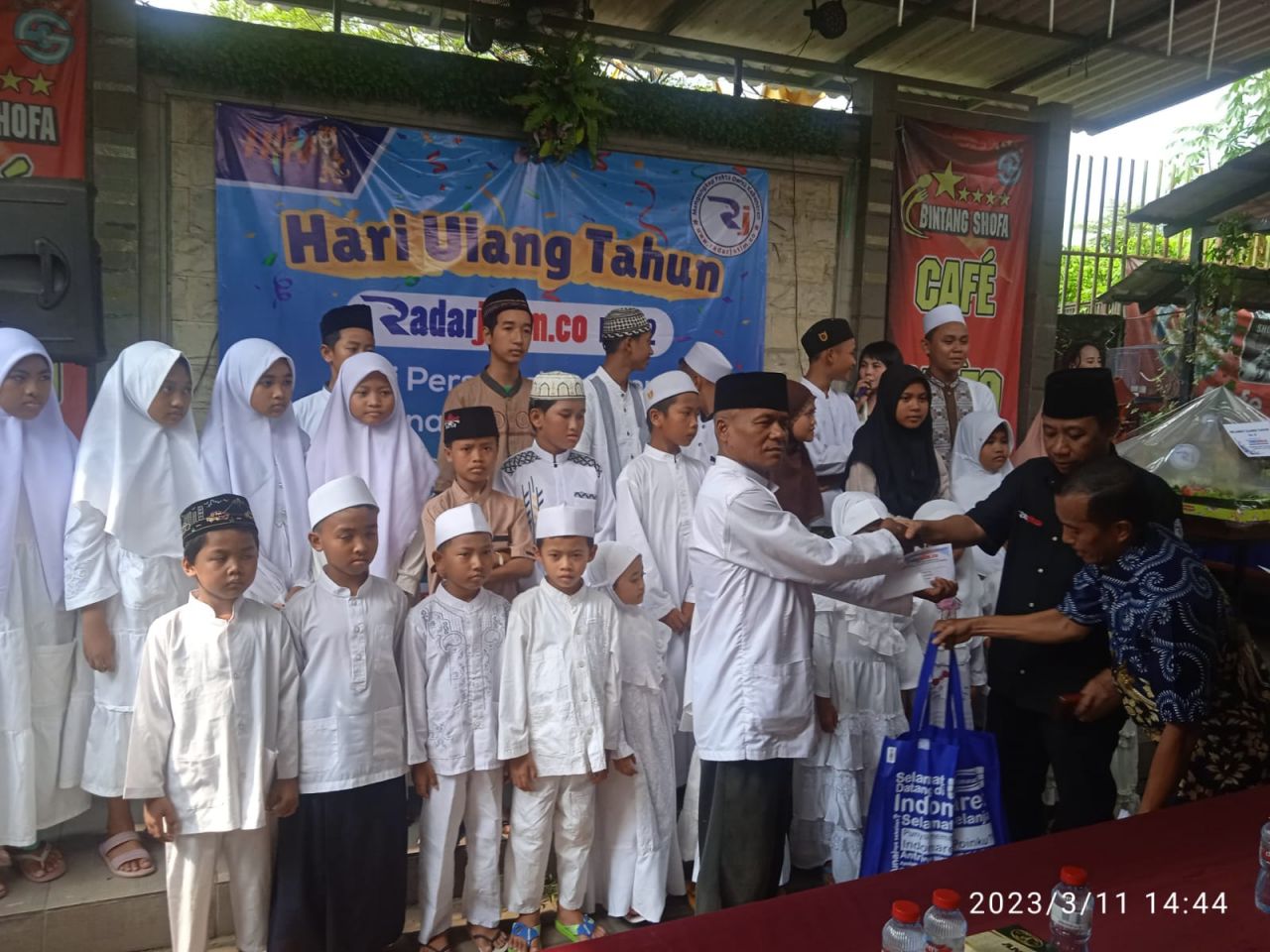 Caption : Jajaran Redaksi radarjatim.co memberikan santunan pada puluhan anak yatim dalam rangka menyambut HUT yang ke-2
