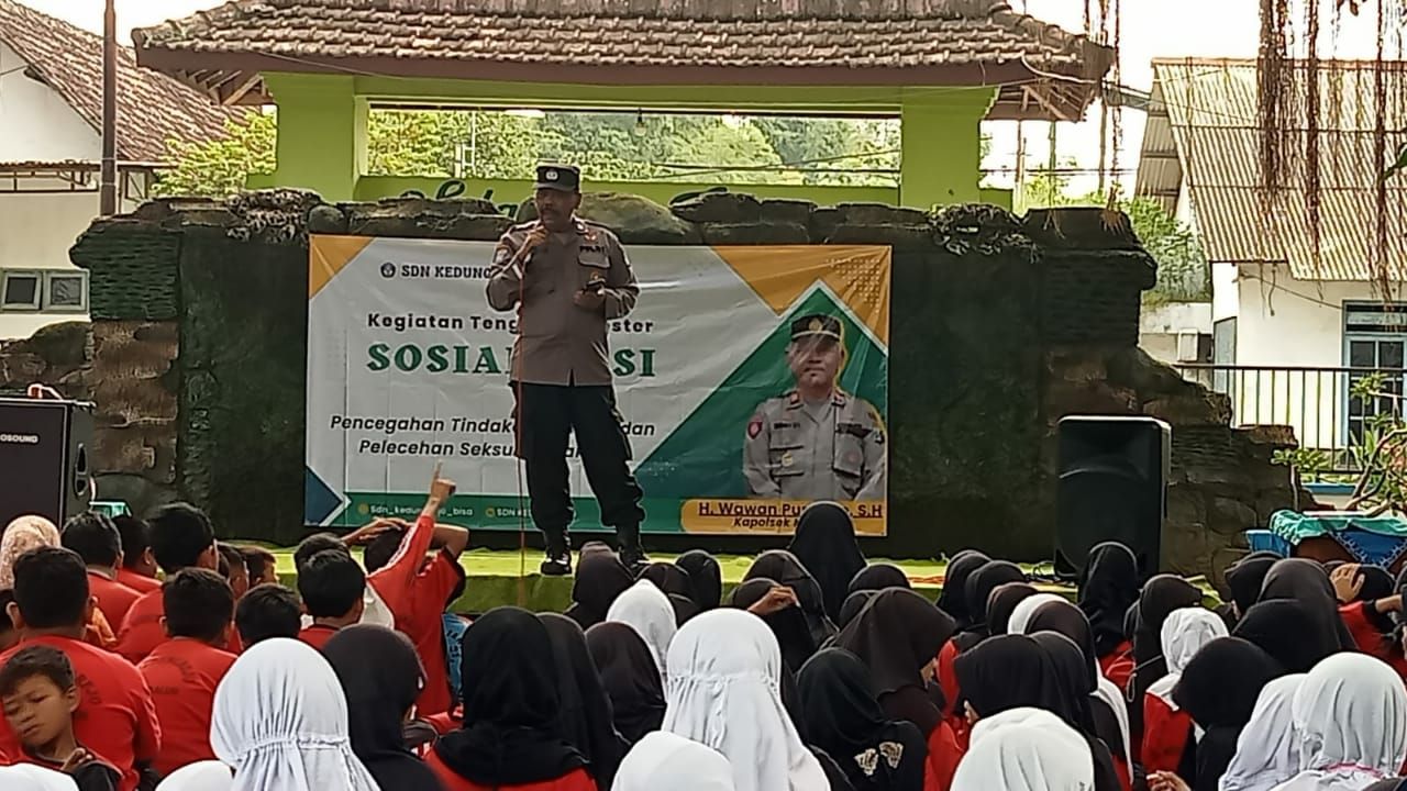 Caption : Kanit Binmas Polsek Megaluh Berikan Edukasi Pencegahan Kejahatan Seksual Pada Siswa Siswi SDN Kedungrejo Jombang