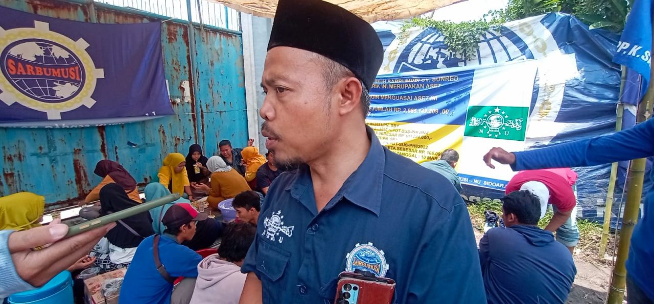 Caption : Ahmad Yani, Perwakilan Buruh Yang Tergabung Dalam Serikat Buruh Muslim Indonesia (SARBUMUSI) Saat Memberikan Keterangan Didepan Pabrik Eks CV Sunred Indoplastik