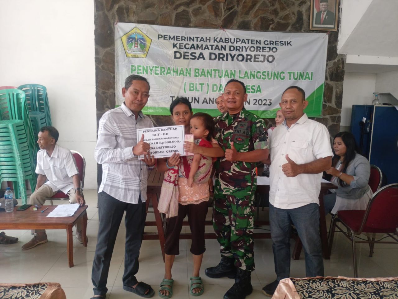 Caption : Serka Farid Babinsa Koramil 0817/01 Driyorejo Dampingi Penyaluran BLT-DD Desa Driyorejo Kecamatan Driyorejo Kabupaten Gresik