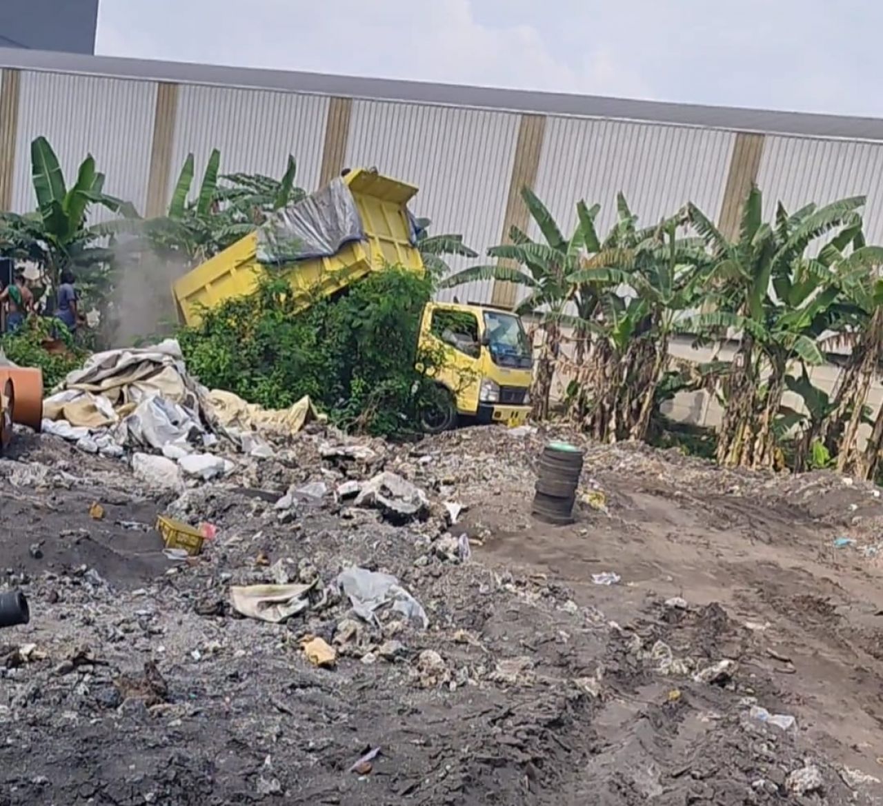 Caption : Salah Satu Armada Dumptruk Saat Dumping Sludge Di KM33 Bypas Balongbendo