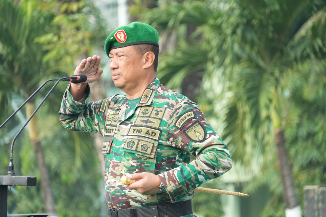 Caption : Danrem 084/BJ Brigjen TNI Terry Tresna Purnama,S.I.Kom.,M.M Pimpin Upacara Dilapangan Makorem