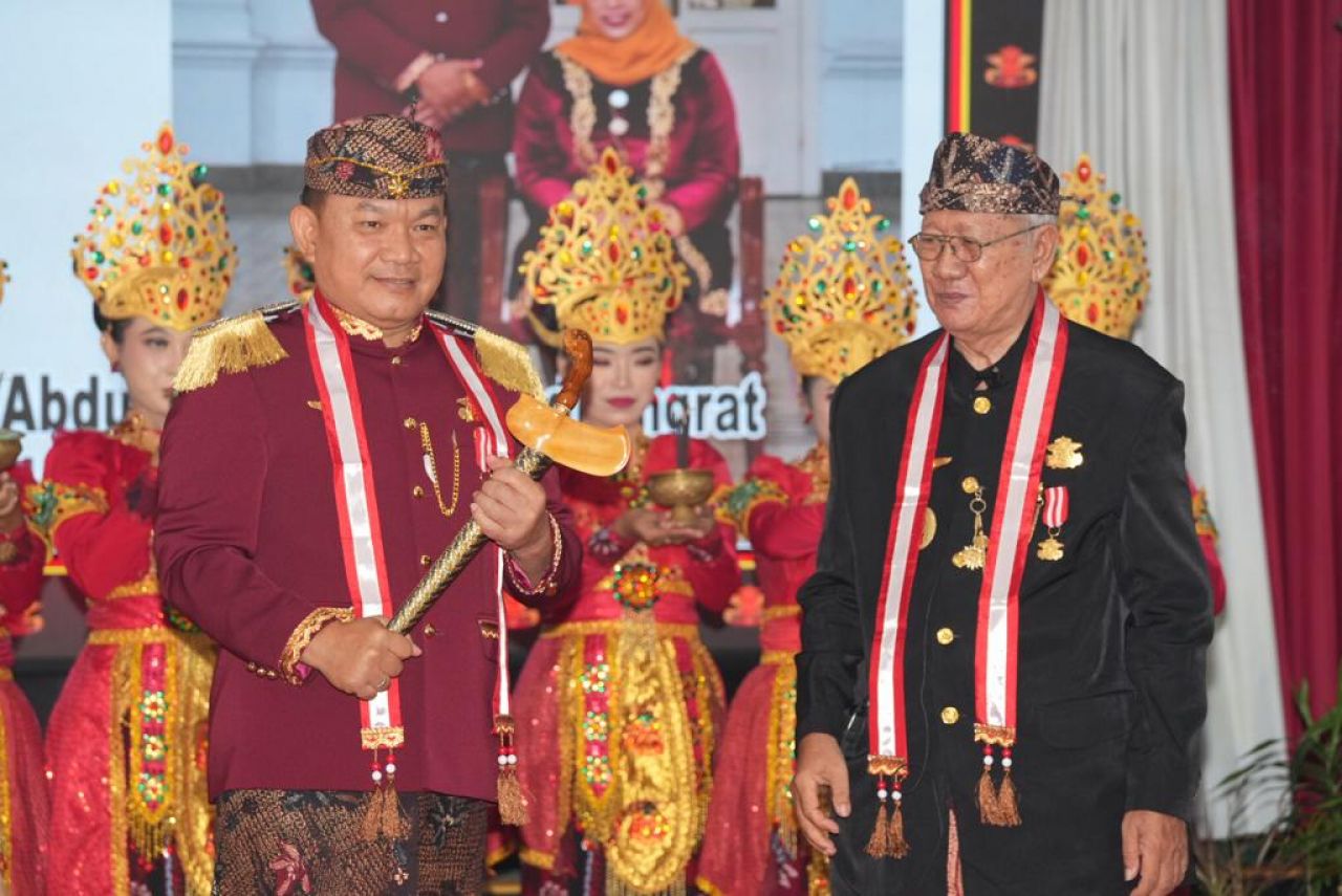 KASAD Jendral TNI Dr.Dudung Abdurachman Terima Gelar Kesultanan Bangkalan Dari Keluarga Besar Kesultanan Bangkalan