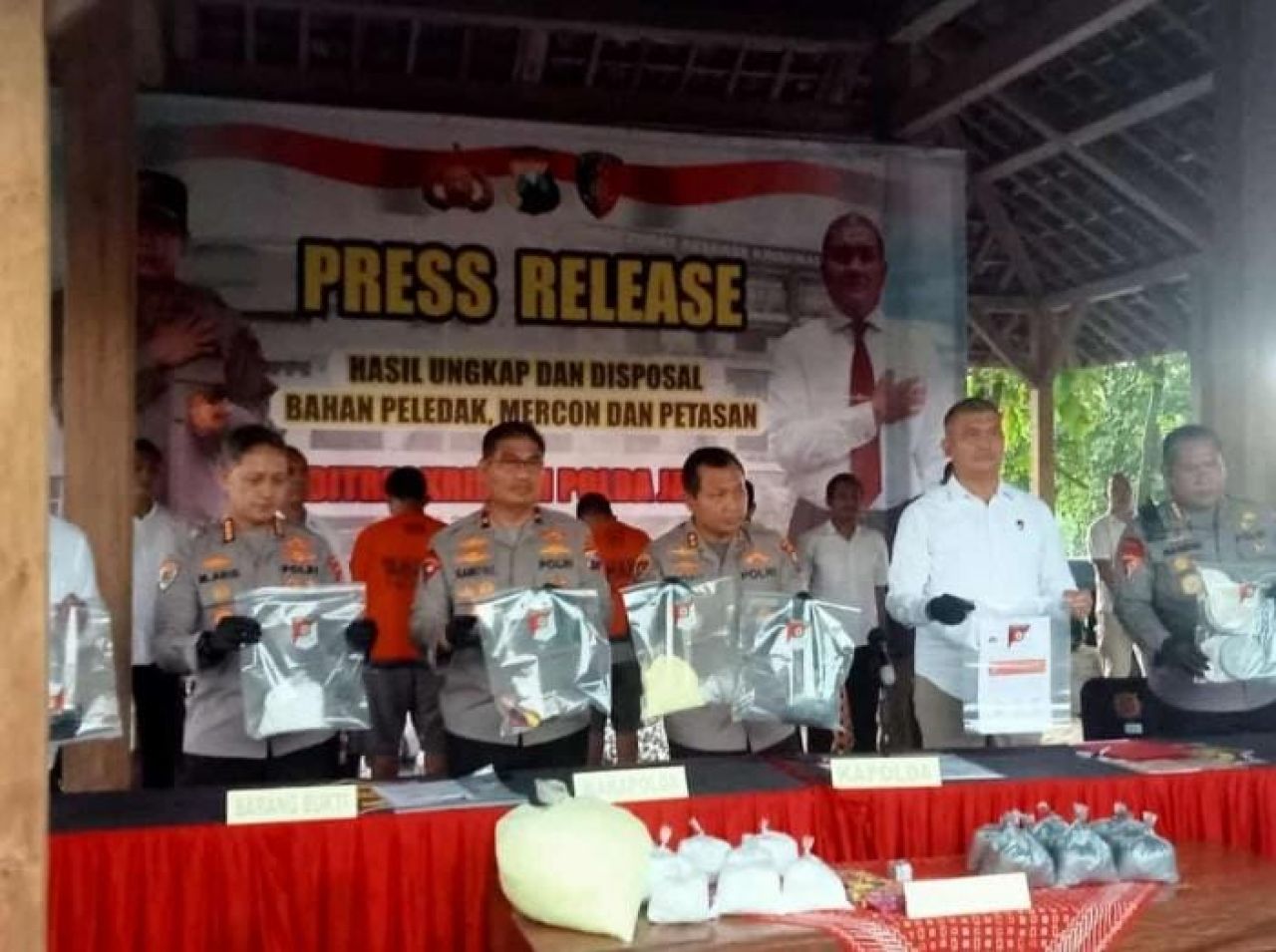 Kapolda Jatim Irjen Pol Dr. Toni Harmanto Sat Ungkap Kasus Peredaran Bubuk Peledak Mercon Di Halaman Lapangan Latihan Brimob Bareng Jombang