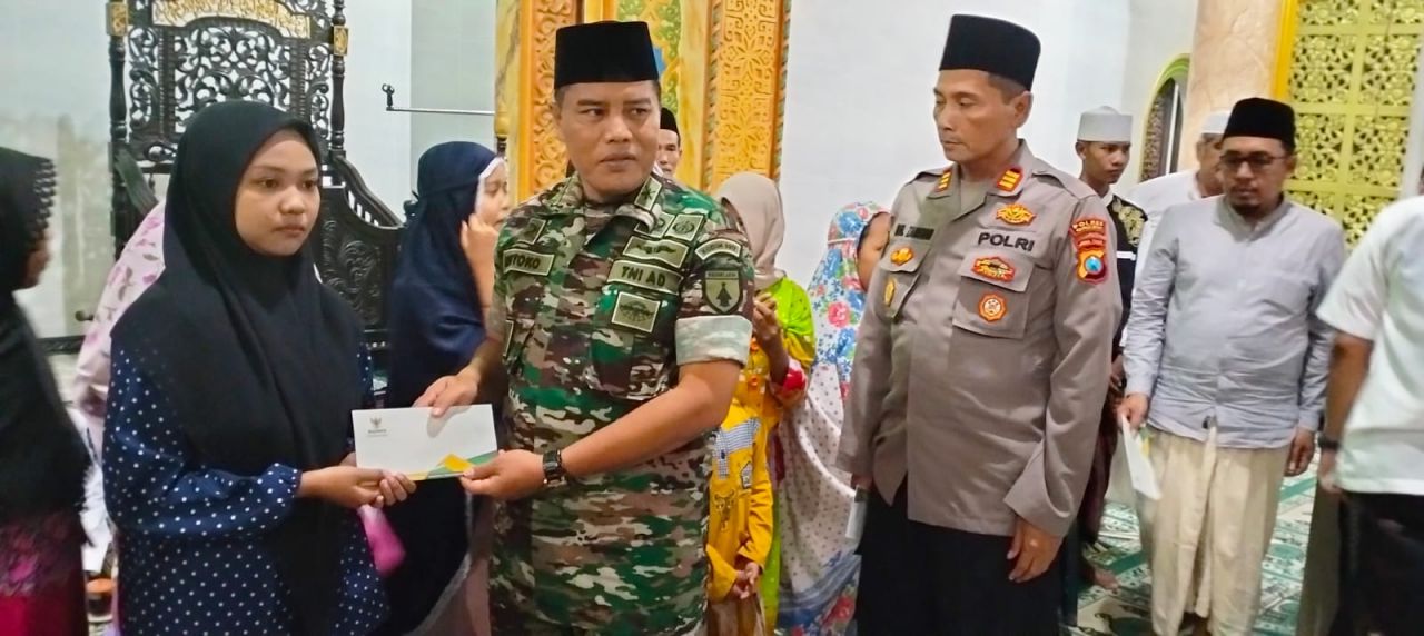 Caption : Danramil 0817/09 Balongpanggang Kapten Arh Kuntoko, Kapolsek Balongpanggang, AKP Muhammad Zainudin Saat Memberikan Bantuan Pada Penerima Bansos