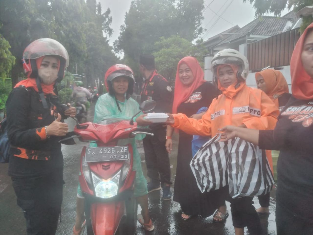 Caption : Srikandi Pemuda Pancasila Jombang Saat Melakukan Aksi Bagi- Bagi Takjil Untuk Masyarakat Jombang
