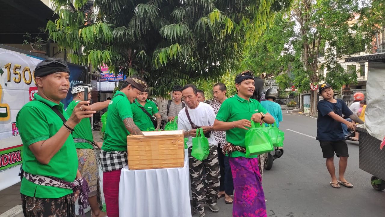 Caption : Owner Pie Susu Dhian Komang Sukadasna Bersama Karyawan Membagikan Takjil Gratis Untuk Umat Muslim Denpasar