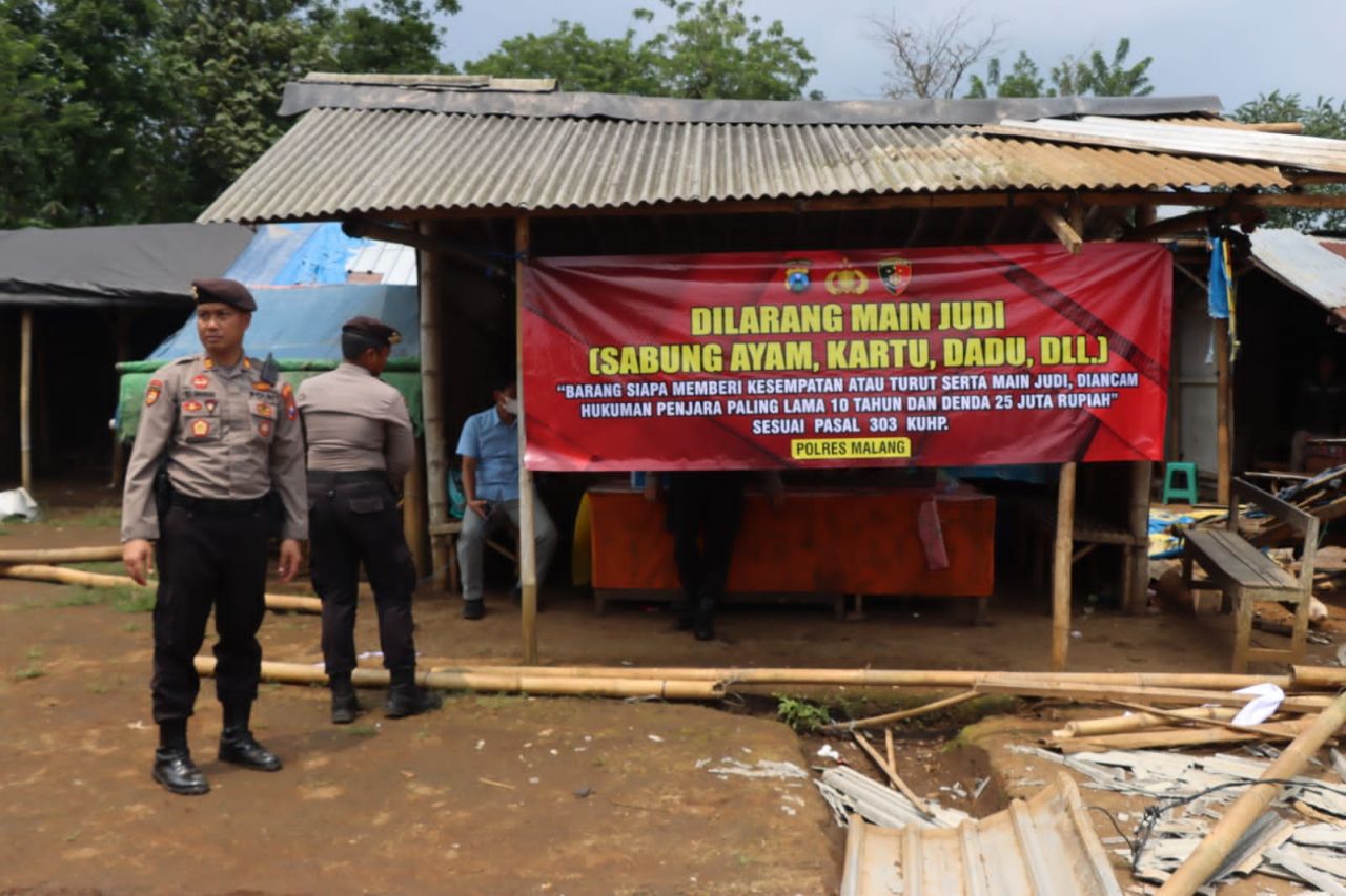 Caption : Spanduk Larangan Judi Dipasang Dibekas Lokasi Judi Sabung Ayam Diwilayah Kecamatan Singosari
