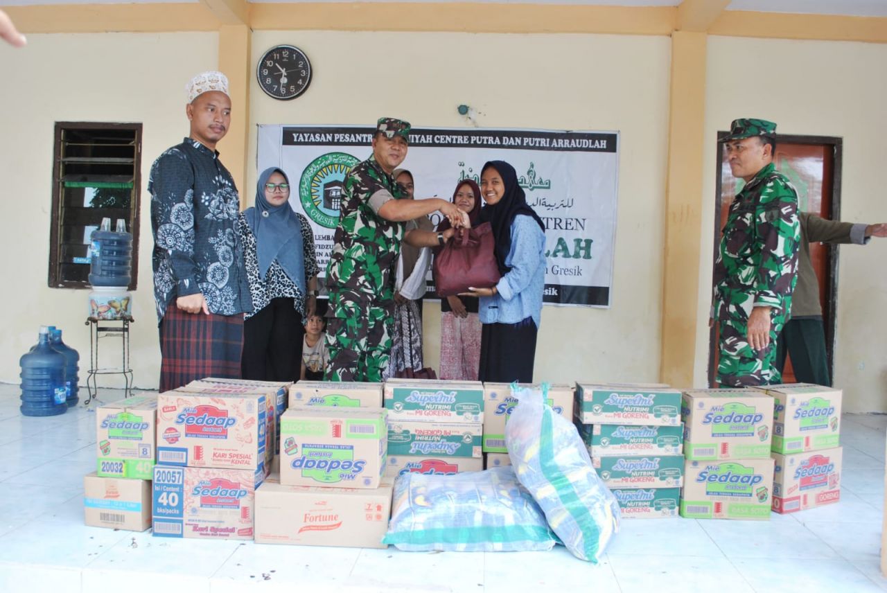 Caption : Danramil 0817/11Duduk Sampeyan Kapten.Inf Pariono Memberikan Bantuan Sosial Pada Santri Ponpes Ar-Roudloh Desa Tumapel Kecamatan Duduk Sampeyan Kabupaten Gresik