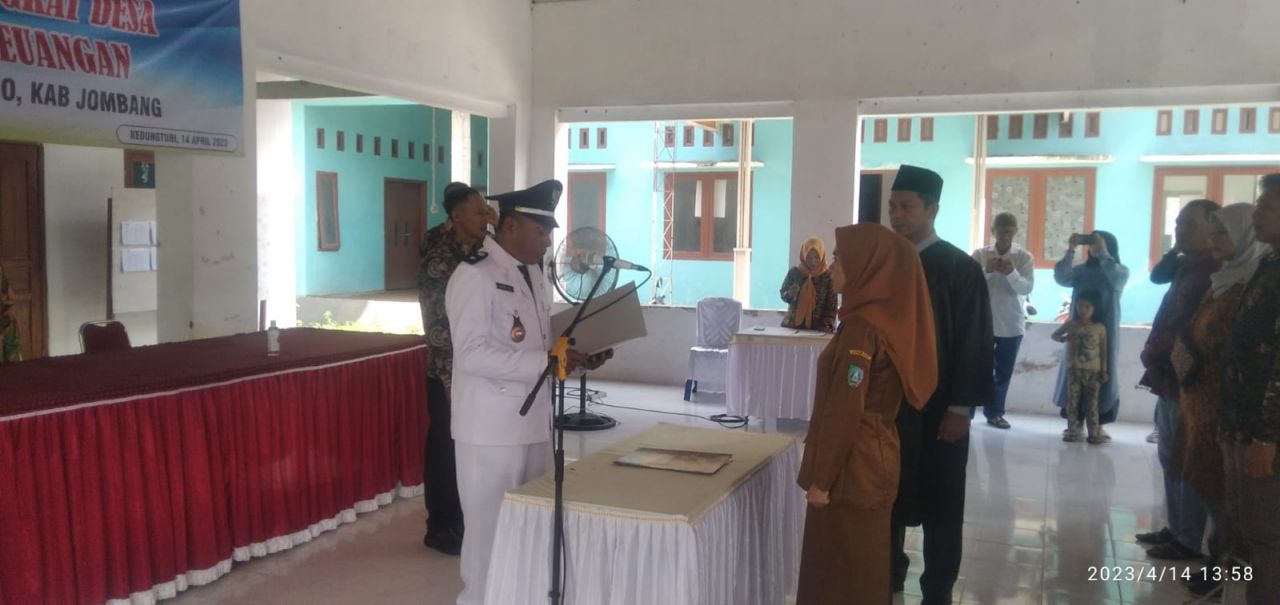 Pelantikan : Clara Dwi Anggraini, Resmi Dilantik Kades Kedungturi Menjadi Kaur Keuangan