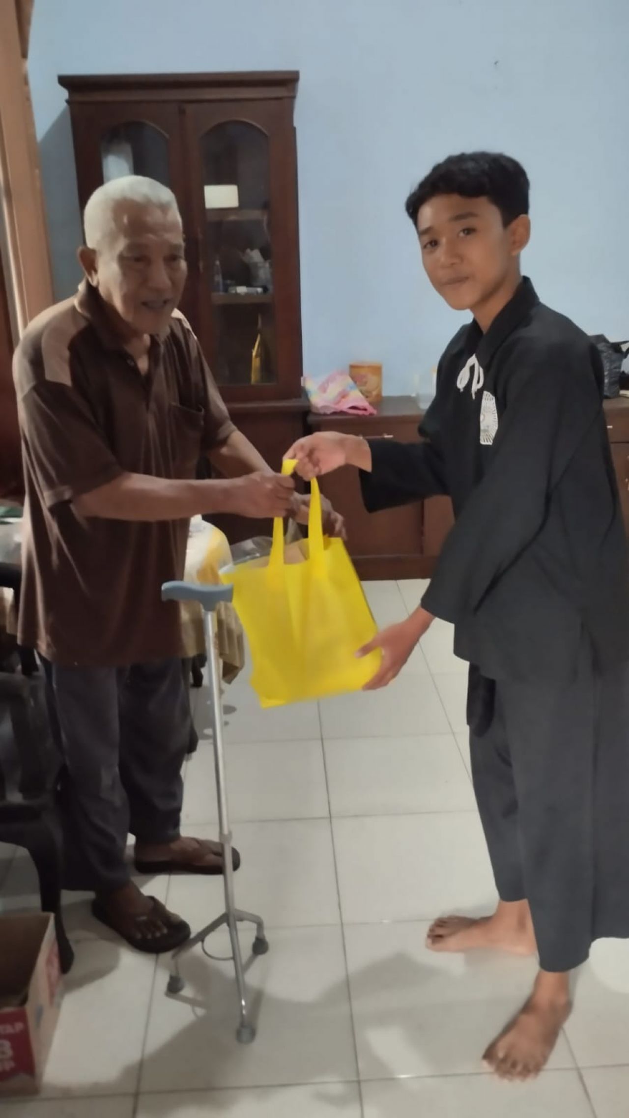 Berbagi Parcel : Anggota SH Terate Rayon Nglames Ranting Nglames DKP Madiun membagikan bingkisan Parcel untuk warga kurang mampu