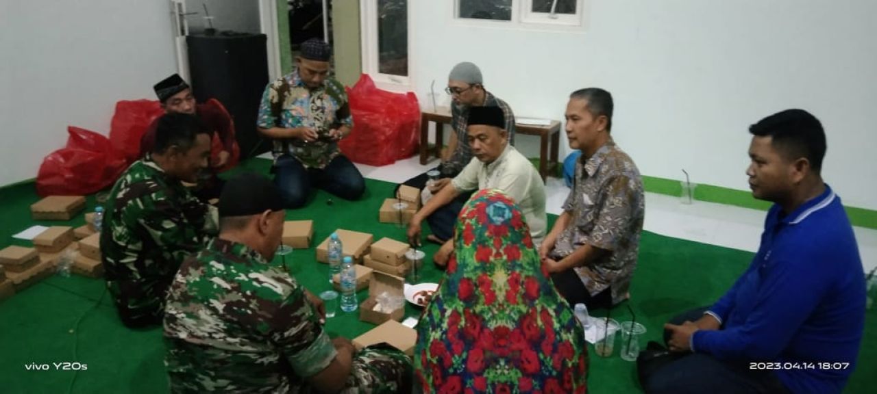 Komsos : Babinsa Kelurahan Ampel Koramil 0830/02 Semampir Peltu Heri, Serka Ilyas dan Serda Eby melaksanakan kegiatan Komsos dengan Bapak Lurah serta Ketua Yayasan SDN Cokroaminoto dalam rangka pemantauan keamanan wilayah binaan,