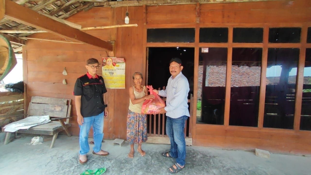 Baksos : Ketua Jurnalis Terate Cabang Nganjuk Saat Memberikan Paket Bantuan Sembako Pada Salah Satu Warga Desa Bajang Kecamatan Nglayu Kabupaten Nganjuk