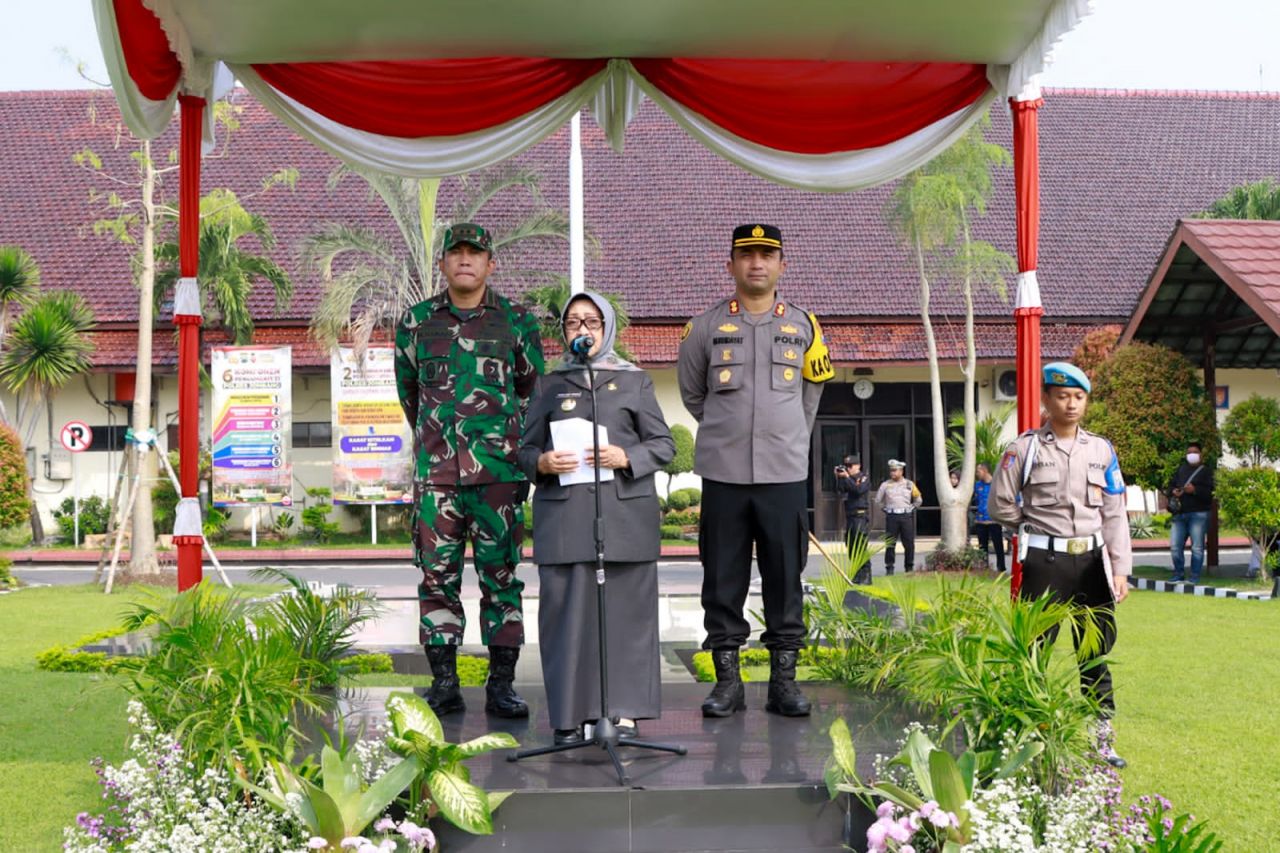 Mudik : Bupati Jombang Hj.Munjidah Wahab pimpin apel gelar pasukan Operasi Ketupat 2023, persiapkan pengamanan arus mudik dan arus balik lebaran