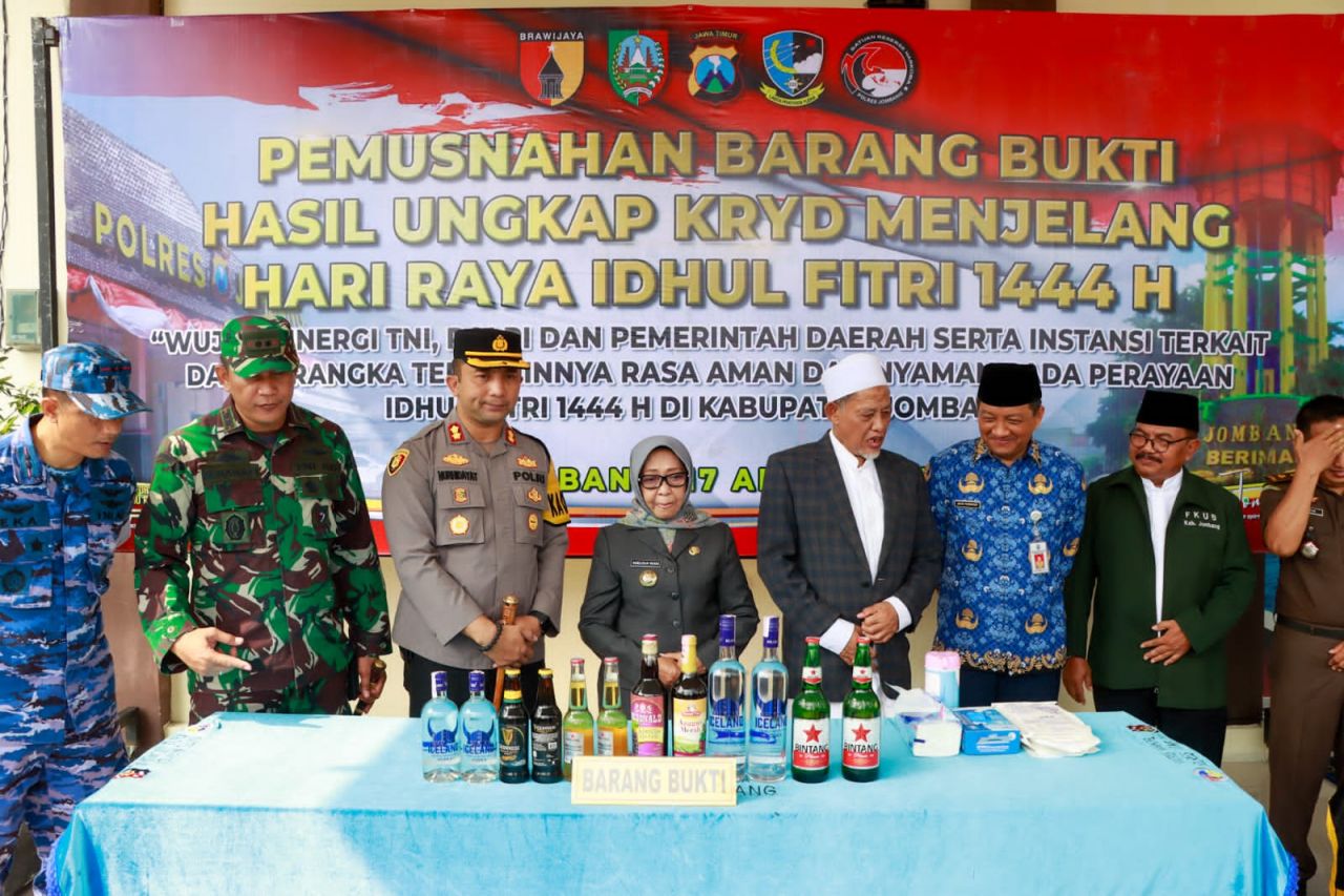 Forkopimda : Hadiri pemusnahan BB ribuan botol miras hasil operasi jajaran Polres Jombang