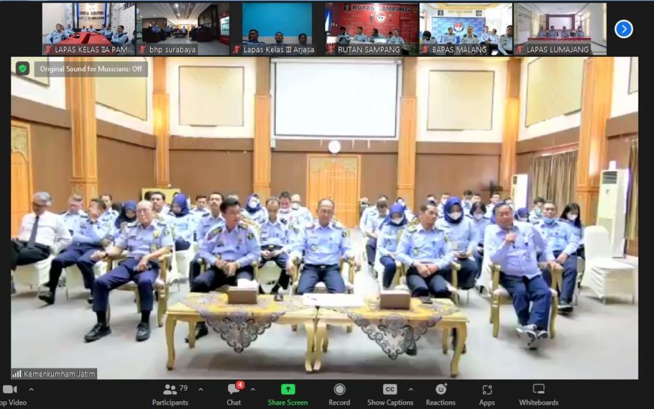 Meeting Zoom : Kalapas Kelas IIA Seno Utomo beserta pejabat struktural saat mendengarkan arahan dari Kakanwil dan Kadivpas Kemenkumham Jawa Timur persiapan menjelang hari raya Idul Fitri