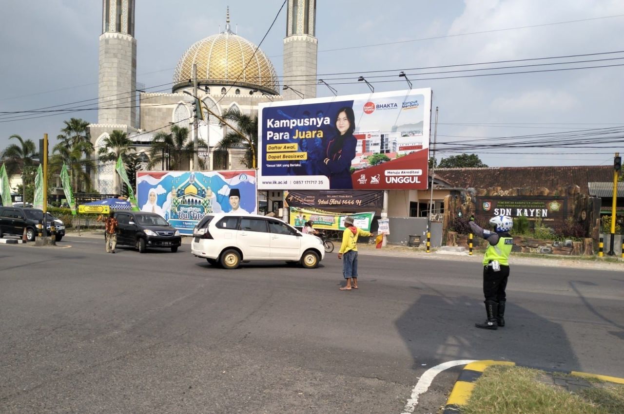 Lalulintas : Petugas Lalulintas Polres Jombang Saat Mengatur Lalulintas Arus Jalur Bandarkedungmulyo