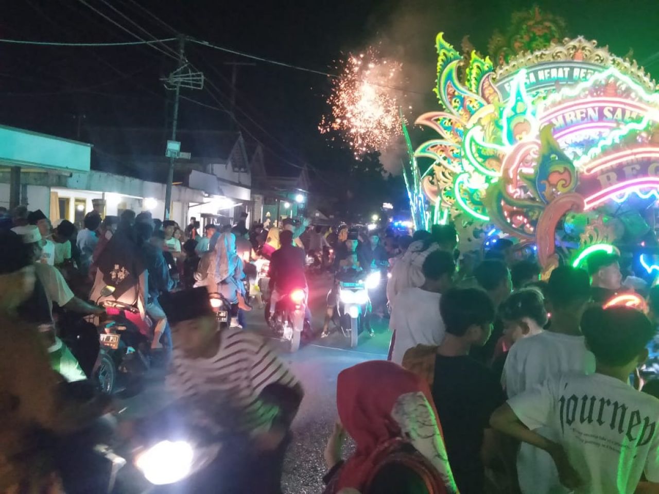 Pawai : Sambut Malam Takbir, Daoul Duk Duk Regal hibur masyarakat Omben pawai di jalan raya Omben