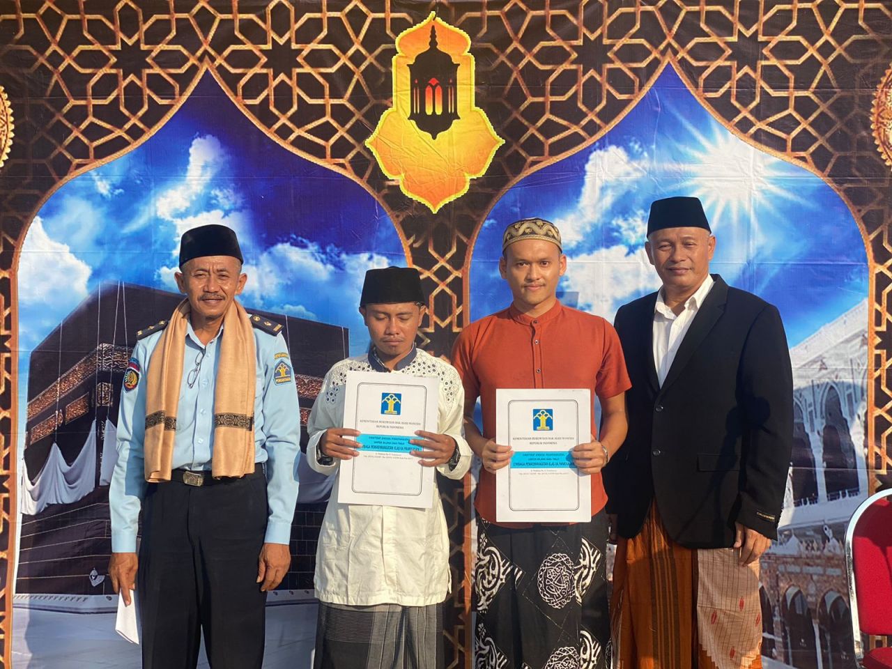 Remisi : Kalapas Kelas IIA Pamekasan Seno Utomo, memberikan Remisi pada Warga Binaan Pemasyarakatan dalam rangka percepatan proses Reintegrasi Sosial pada Narapida agar bisa segera kembali ditengah masyarkat