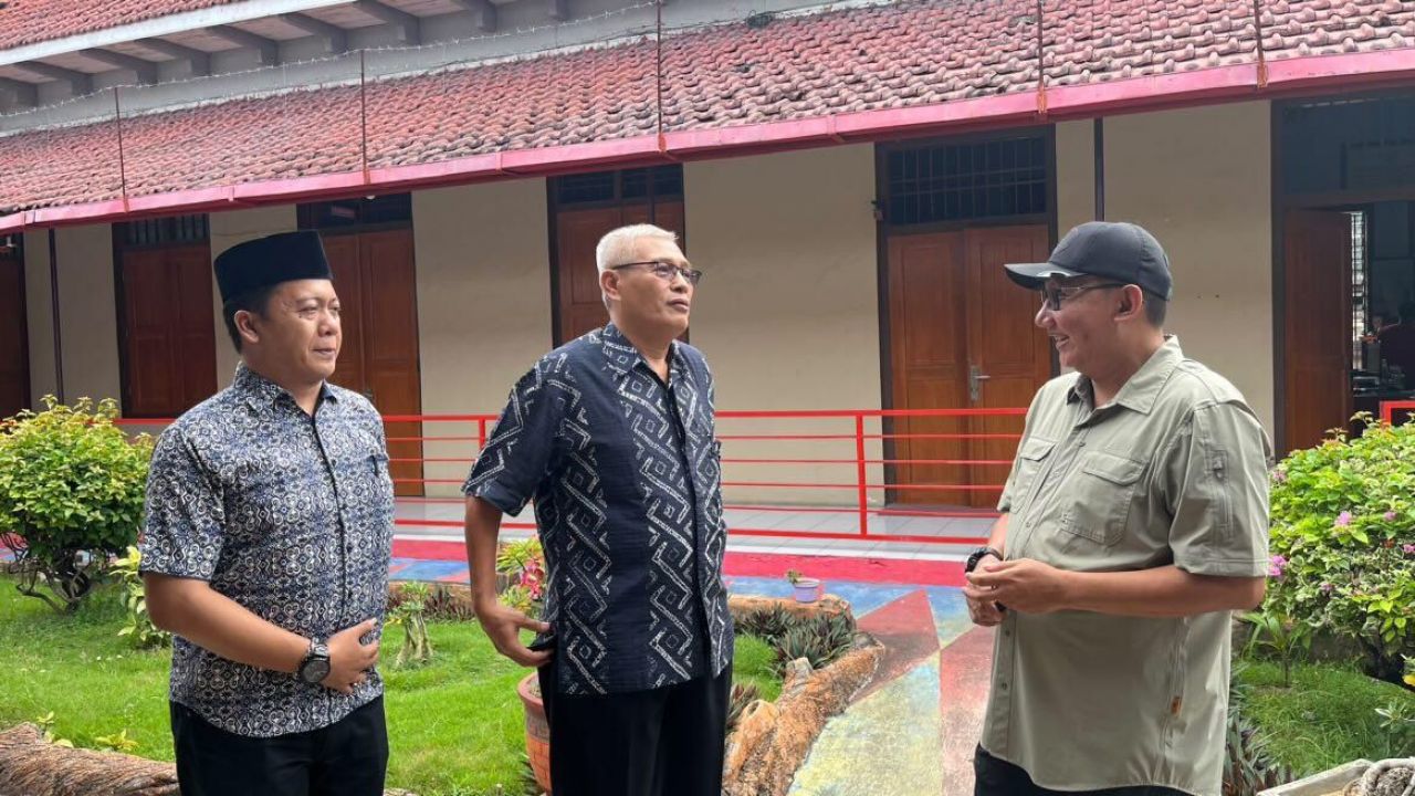 Sidak : Sohibur Rachman Kasubdit Penindakan dan Penanggulangan Dirkamtib Ditjen Pemasyarakatan saat sidak ke dalam Lapas Kelas IIA Pamekasan didampingi Kalapas Seno Utomo