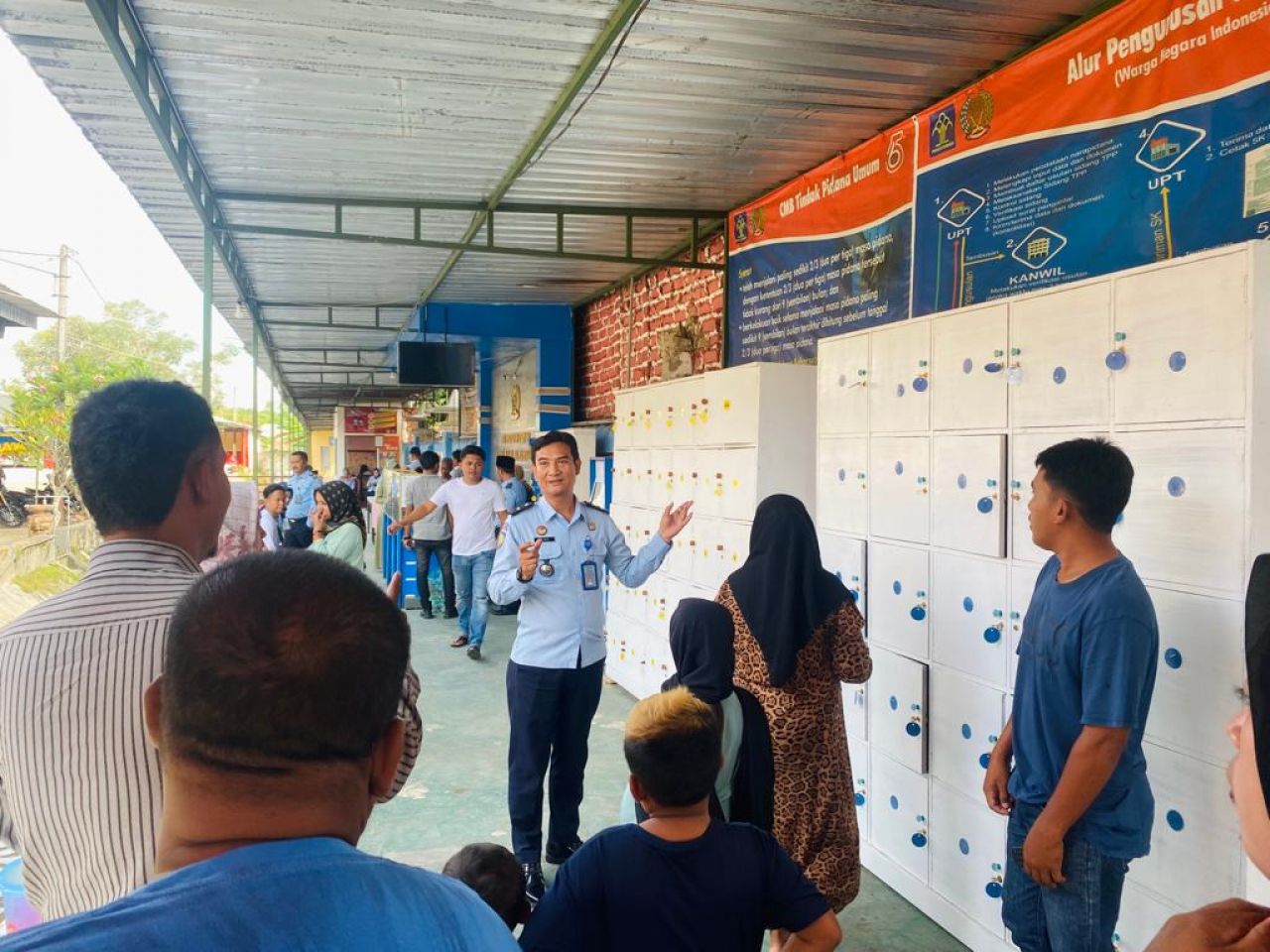 Arahan : sebelum berkunjung untuk melakukan tatap muka dengan WBP Lapas Kelas IIA Pamekasan, keluarga WBP Mendapatkan arahan dari jajaran Lapas