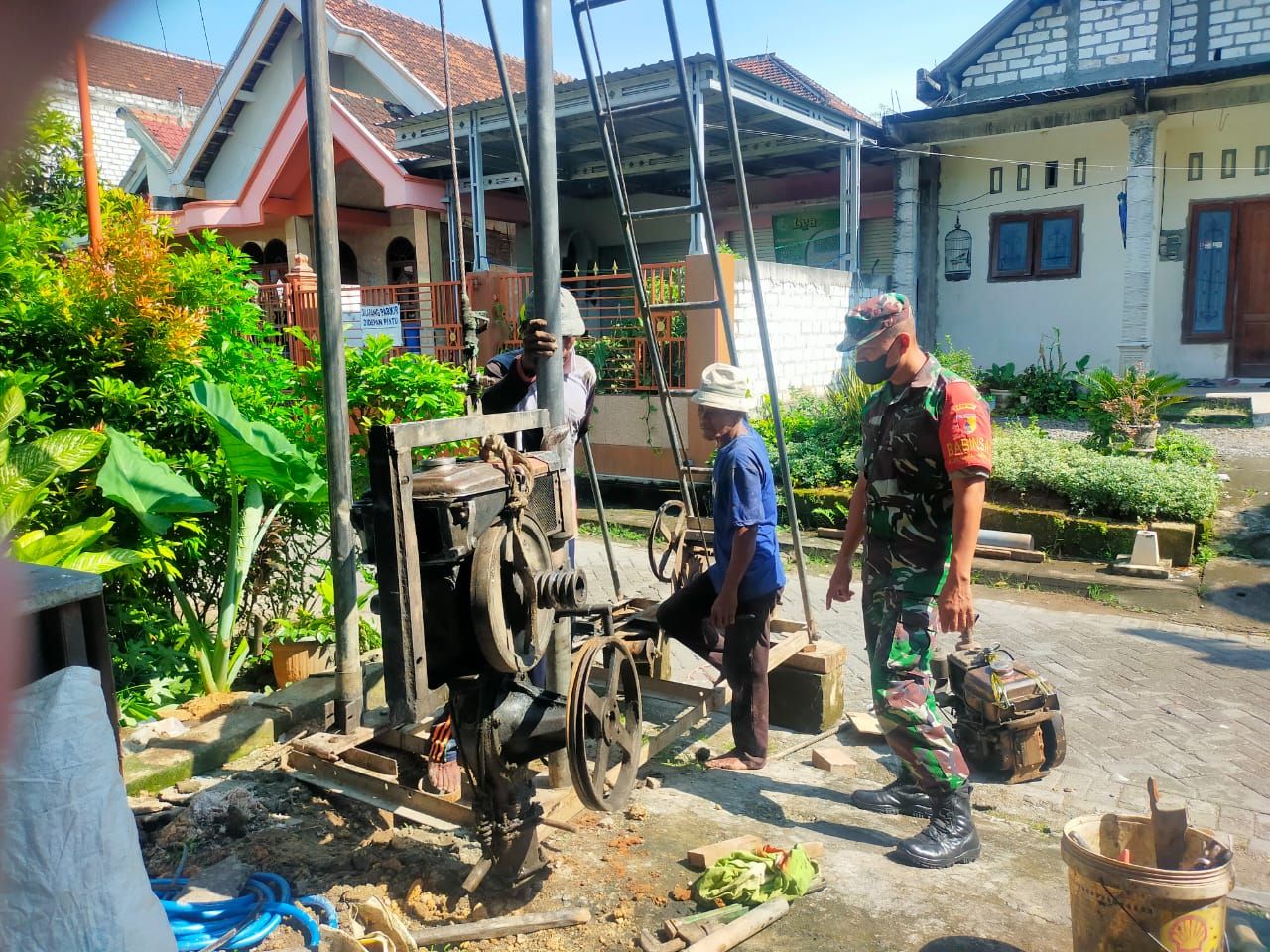 Air bersih : Babhinsa Koramil 0817/15 Bungah Gresik, Sertu Didik giat komsos usaha sumur bor milik warga binaan