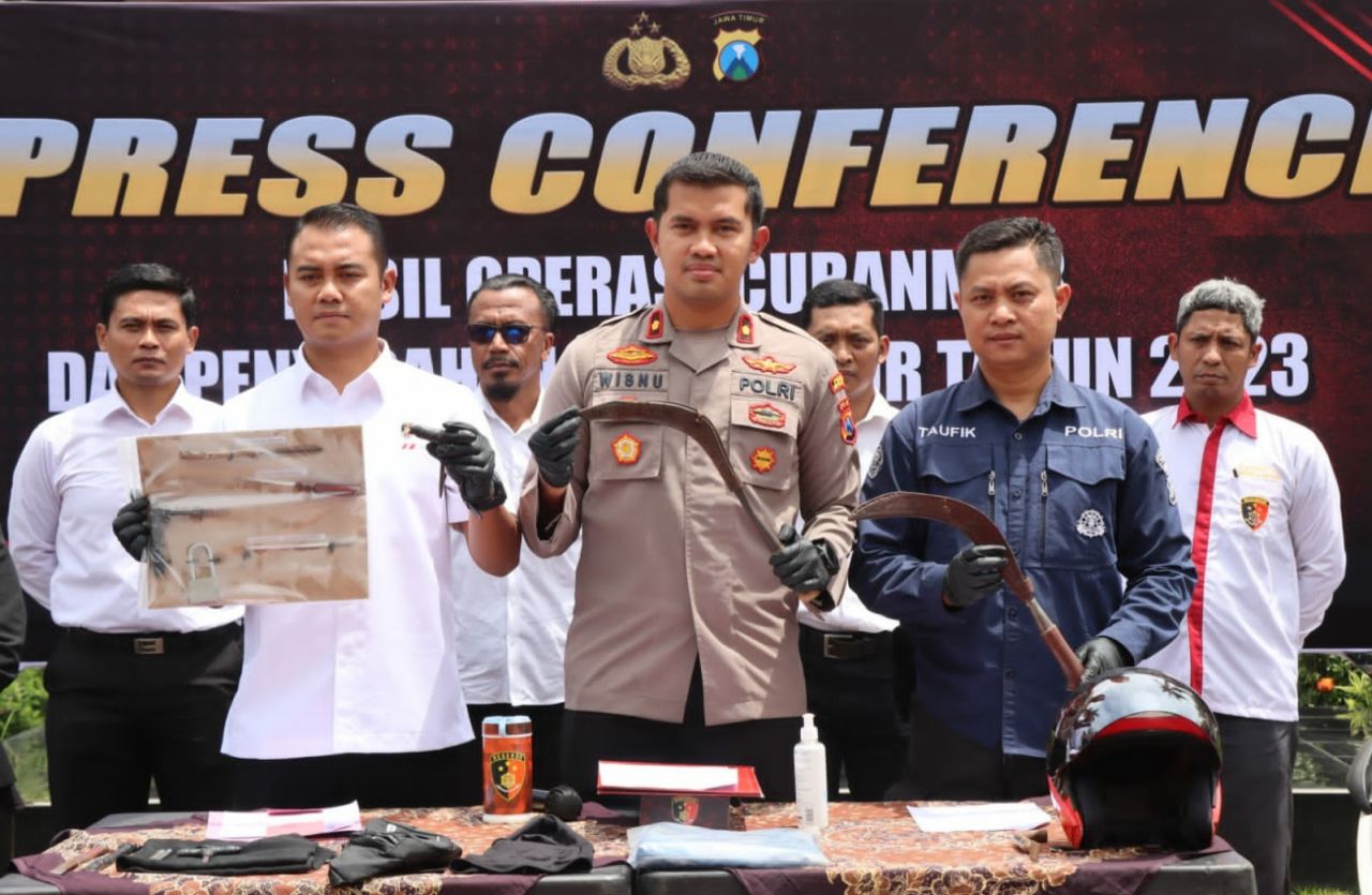Caption : Kapolres Malang AKBP Wisnu Saat Menunjukkan Barang Yang Digunakan Pelaku Untuk Melakukan Aksi Kejahatan