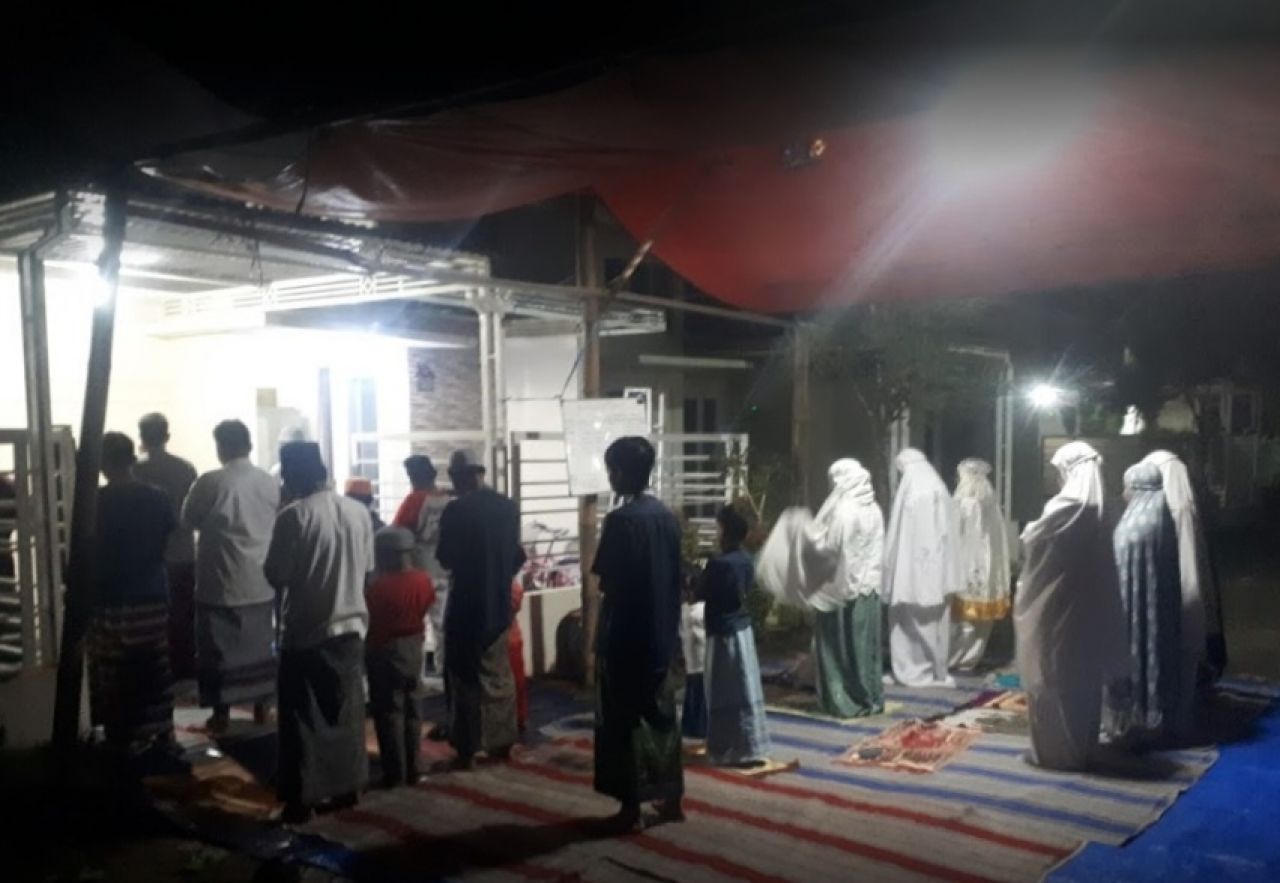 Warga Perum Graha Persada Indah menjalani sholat tarawih di salah satu rumah
