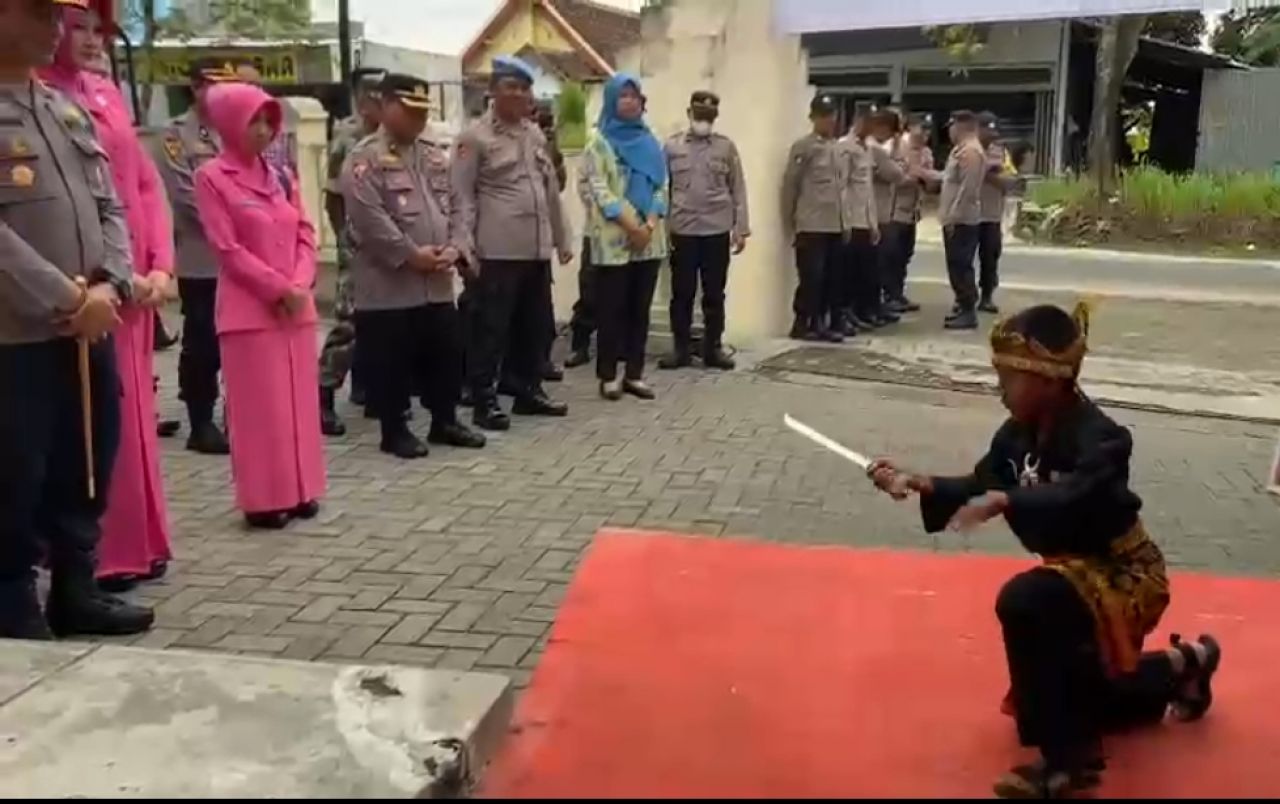 Pendekar : Azam Pratama Putra Bhayangkara, Bawakan Jurus Tunggal Sambut Kedatangan Kapolres Jombang Di Polsek Megaluh