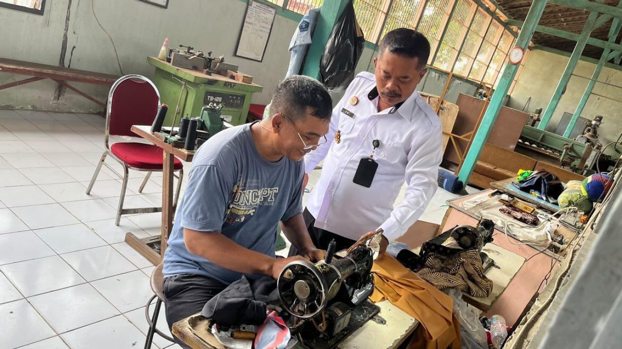 Jahit : Kasi Kegiatan Kerja Dwi, saat melihat kemampuan menjahit warga binaan Lapas Kelas IIA Pamekasan
