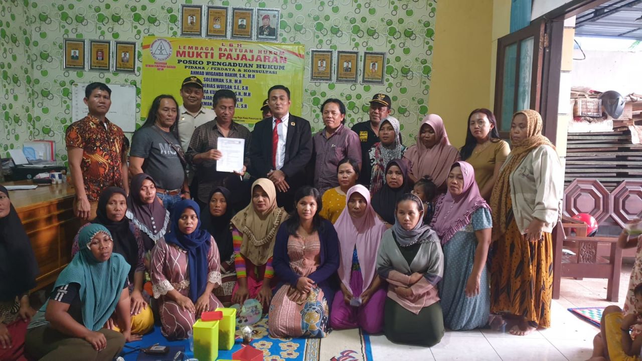 Lawan rentenir : Moch.Gati, S.H., C.TA., M.H dan Aderias Wuisan, SE.,SH., Saat menemui 32 korban rentenir di kantor LBH Mukti Pajajaran Pasuruan Jawa Timur
