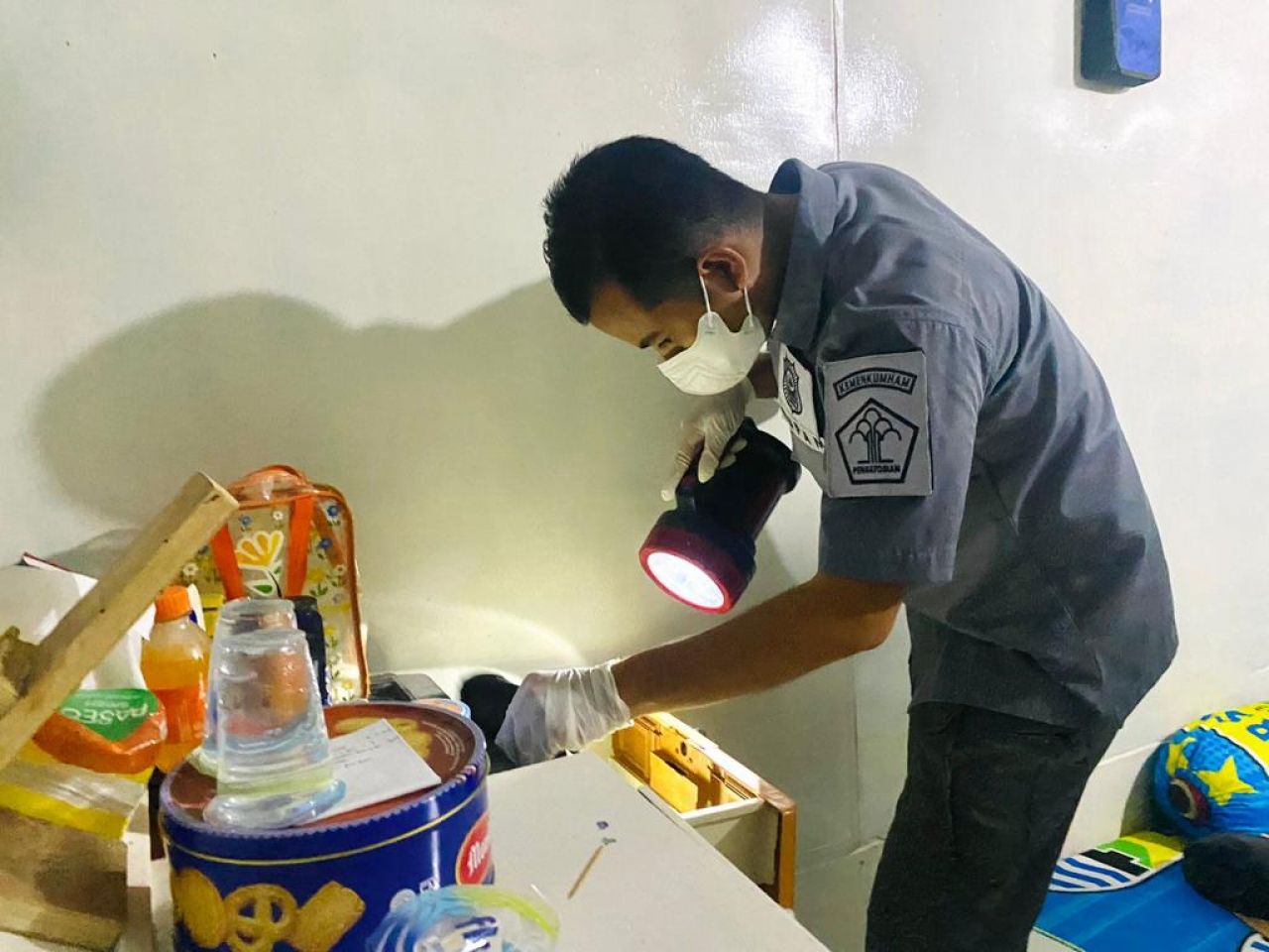 Razia : Petugas Lapas Kelas IIA Pamekasan saat melakukan giat razia blok warga binaan