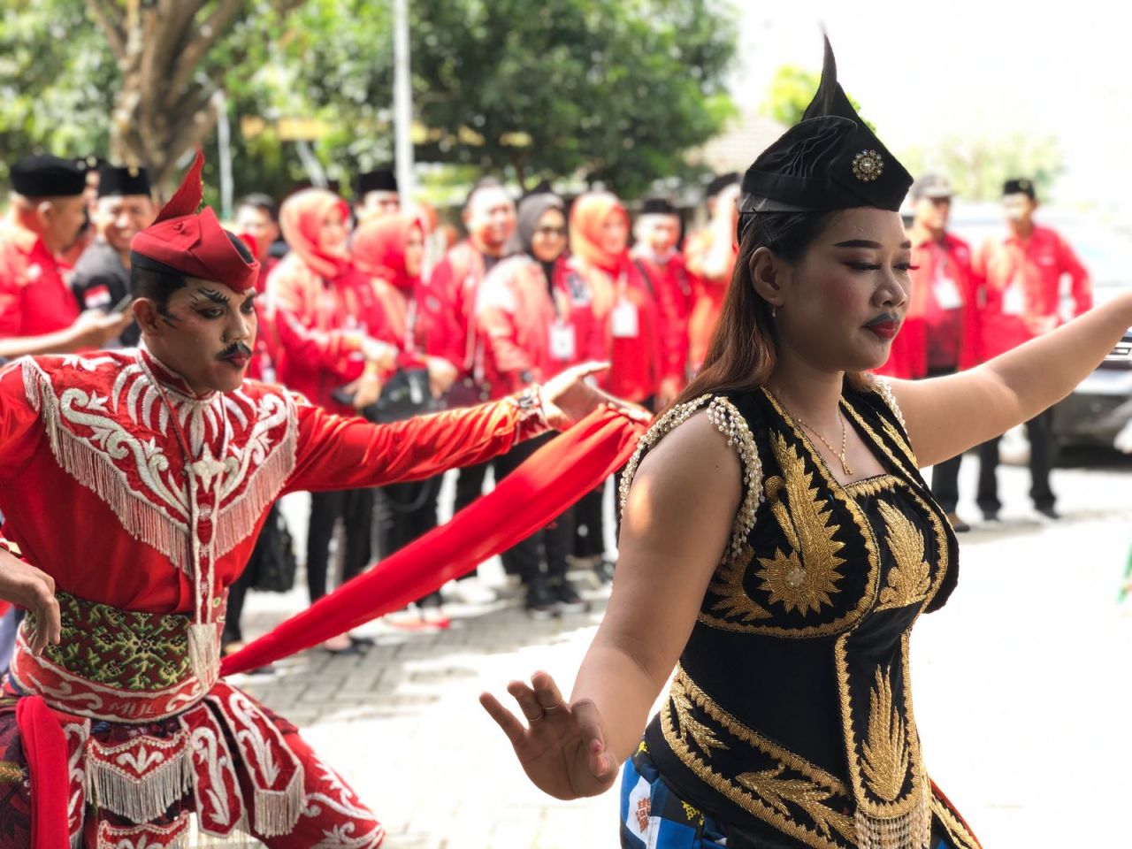 Daftar : Ketua DPC PDIP Kab.Jombang, resmi daftarkan Bacaleg ke KPU Jombang dwngan di iringi tarian khas budaya Jawa Timur (Remo)