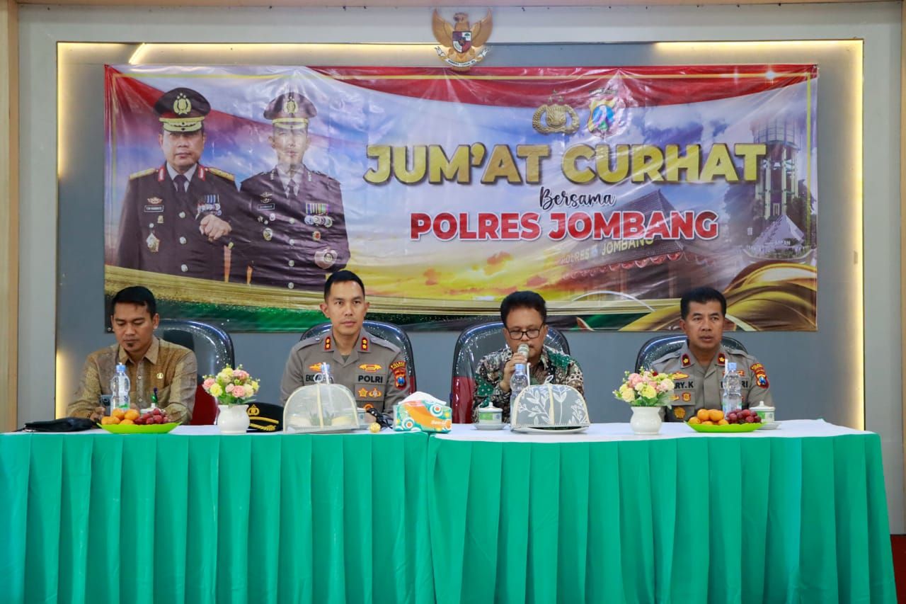 Jum'at curhat : Kapolres Jombang AKBP Eko Bagus Riyadi menerima aspirasi dadi siswa siswi serta walimurid SMAN 2 Jombang