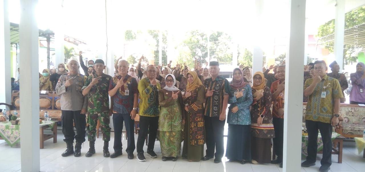 Swafoto : Bupati Jombang Hj.Munjiddah Wahab bersama jajaran pimpinan kecamatan Megaluh dan tokoh masyarakat, tokoh agama dalam acara halal bihalal Forkopimcam Megaluh