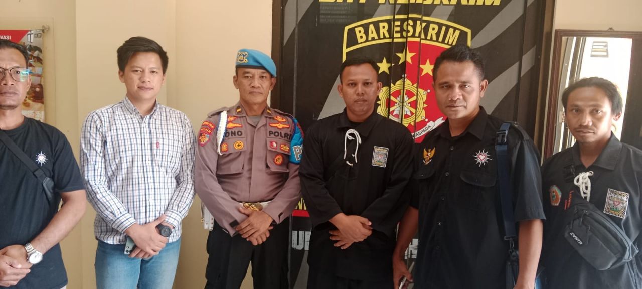Datangi : Ketua PSHT Gunungkidul Febri Lenggar bersama perwakilan warga PSHT mendatangi Mapolres Gunungkidul untuk mengawal kasus salah satu pemuda warga PSHT yang menjadi korban penembakan oleh oknum anggota kepolisian hingga meregang nyawa