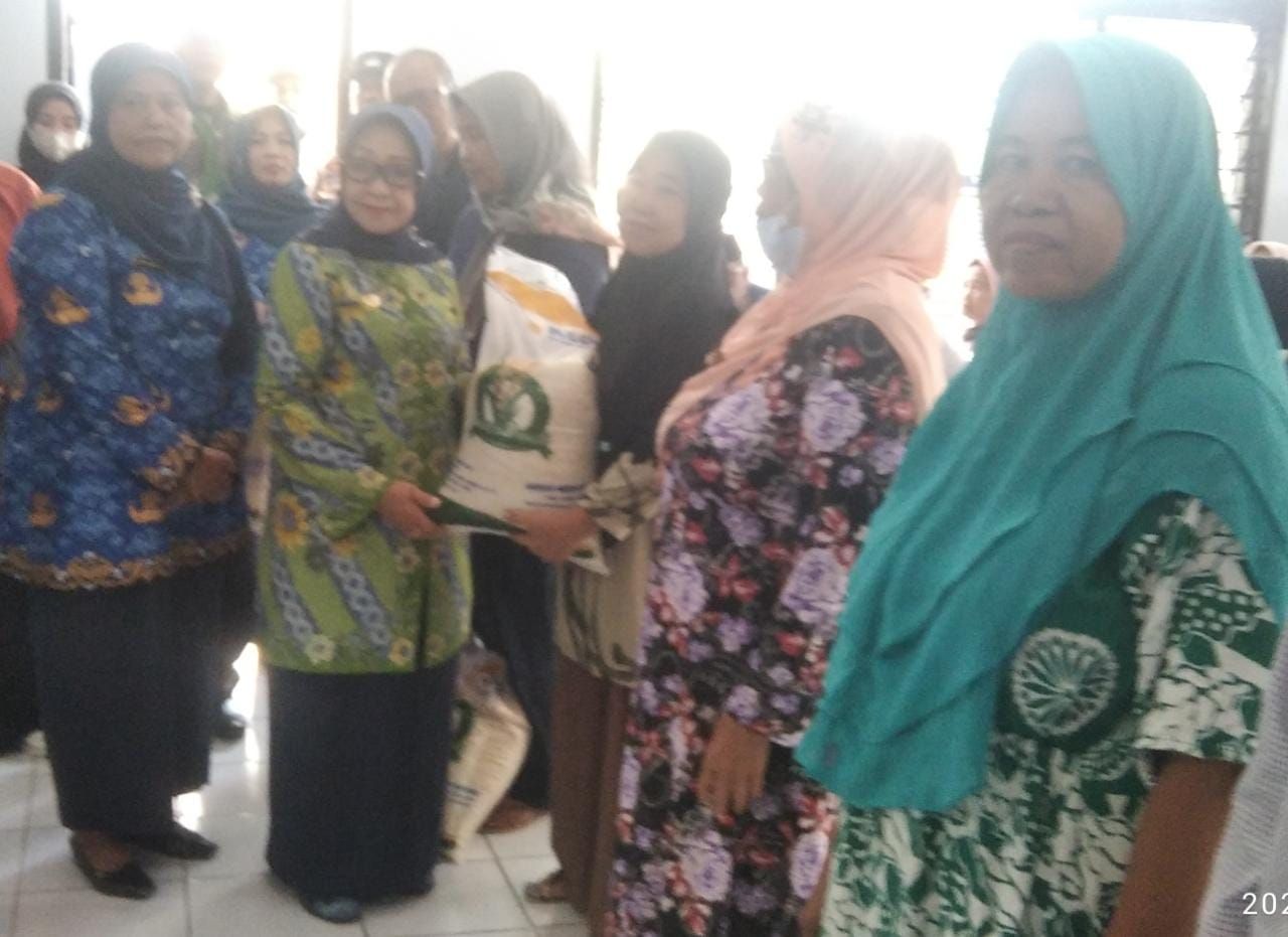 Bantuan : Bupati Jombang Hj.Munjiddah Wahab memberikan bantuan CPPD sebanyak 364 paket beras @10kg untuk warga Desa Candi Mulyo Jombang