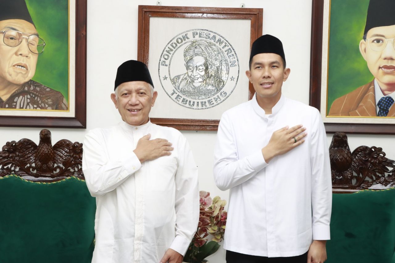 Silaturahmi: Kapolres Jombang AKBP. Eko Bagus Riyadi kanan, diterima langsung oleh pengasuh Pondok Pesantren Tebu Ireng Kh. Abdul Hakim Mahfudz (Gus Kikin) kiri