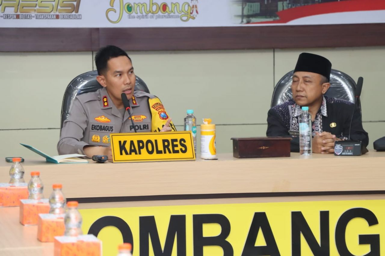 Rakor : Kapolres Jombang AKBP Eko Bagus Riyadi saat memimpin rapat kordinasi Cipta Kondisi Kamtibmas di ruang Comand Center Polres Jombang