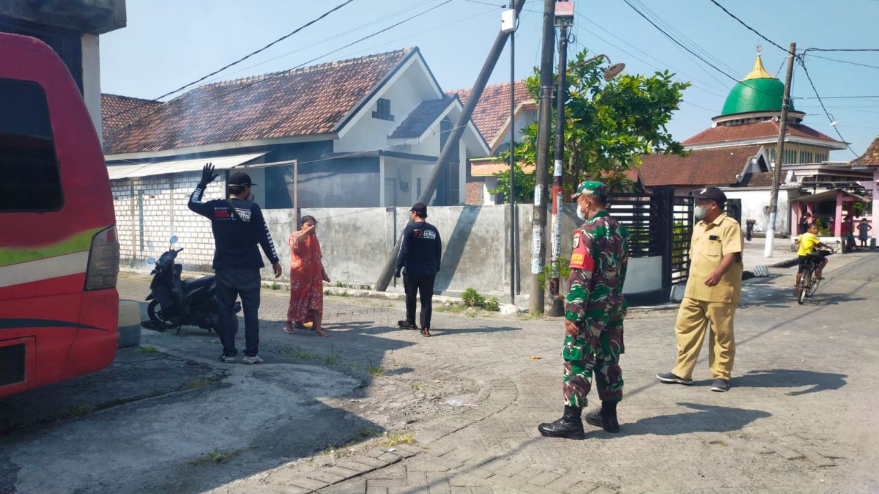 Fogging : Babinsa Koramil 0817/08 Cerme Serka Imam Wahyudi, dampingi kegiatan Fogging oleh Dinas Kesehatan Puskesmas Dadapkuning Cerme untuk menanggulangi penyebaran penyakit Demam Berdarah Dengue di Desa Guranganyar Cerme Gresik