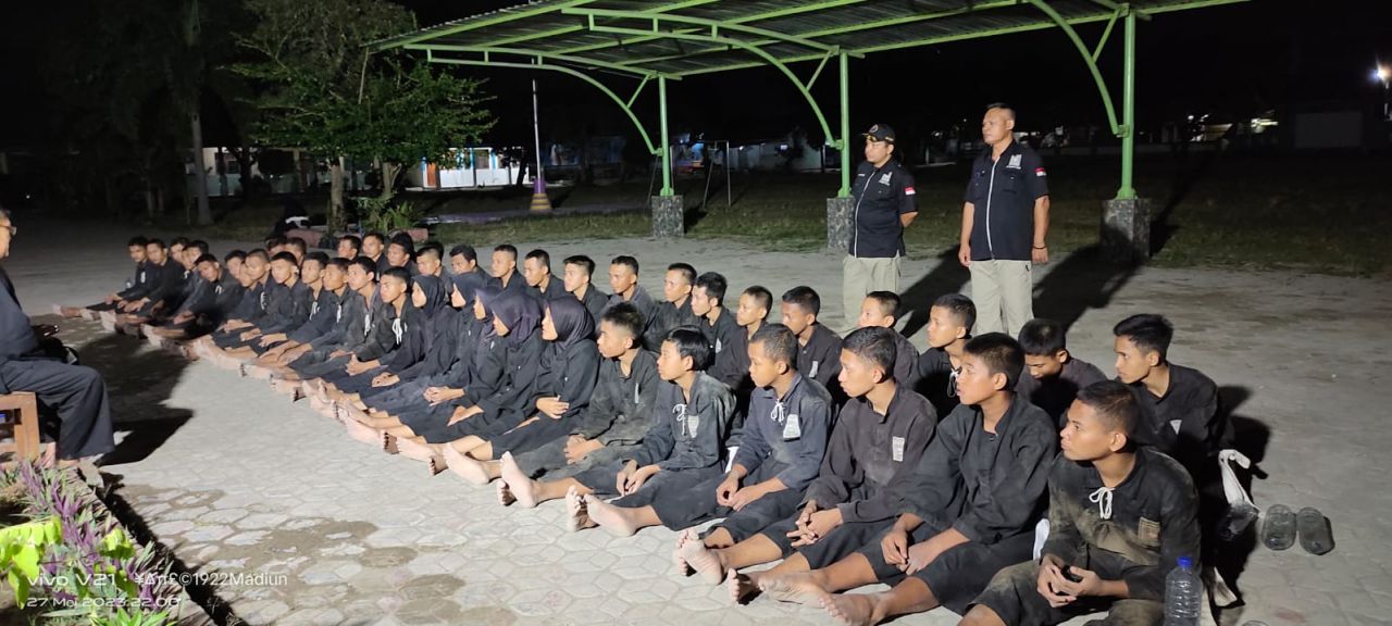 Latgab : Latihan gabungan bersama ranting PSHT Ploso dilapangan SDN Losari 1