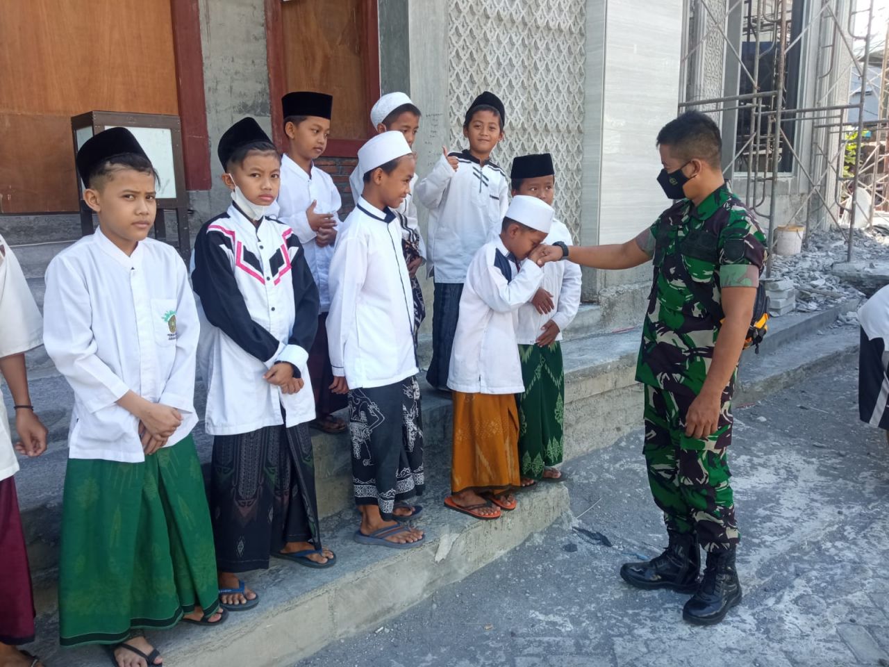 Sambangi : Sertu Eko Wicaksono Babinsa kelurahan Wonokusumo Koramil 0830/20 berikan motivasi dan semangat pada santri ponpes Sunan Giri kelurahan Wonokusumo Kecamatan Semampir Surabaya