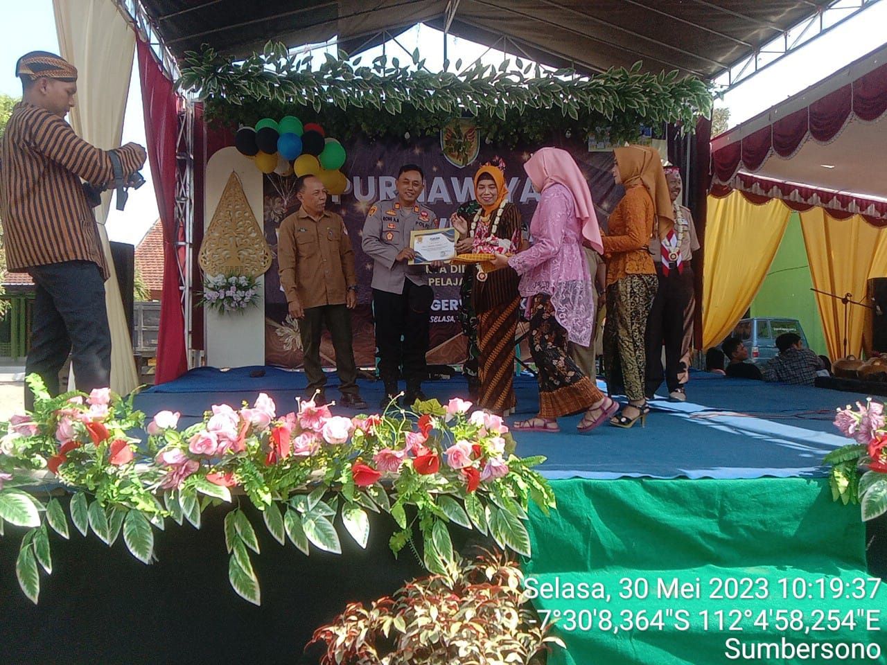 Penghargaan : Wuri Astuti Kepala SMPN 2 Lengkong, memberikan langsung penghargaan atas ijin pemanfaatan lahan yang diberikan oleh Perhutani KPH Jombang untuk akses jalan sekolah