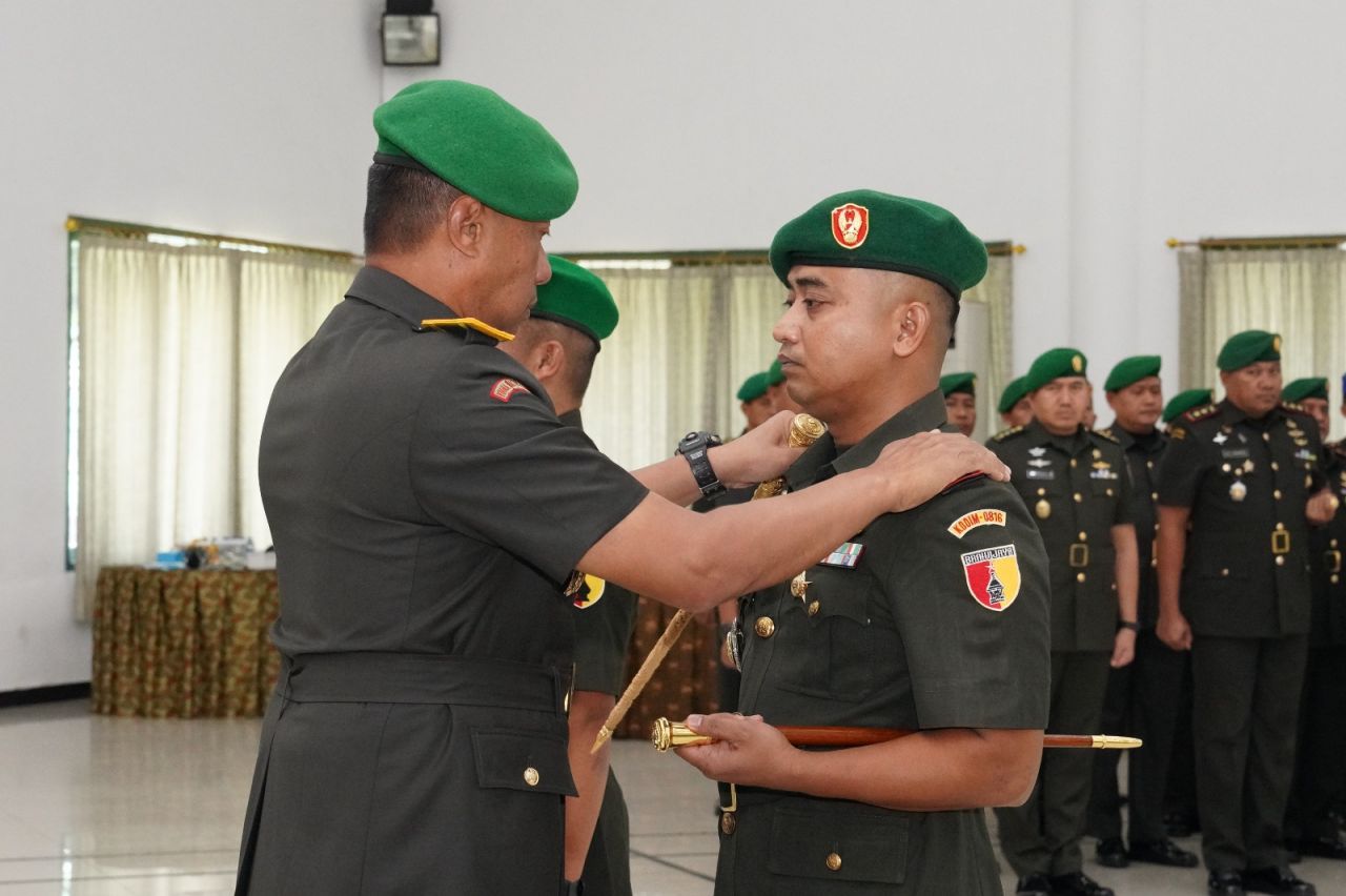Sertijab : Komandan Korem 084/Bhaskara Jaya Brigjen TNI Terry Tresna Purnama, S.I.Kom., M.M memimpin acara serah terima jabatan Dandim 0816/Sidoarjo serta tradisi warga Korem 084/BJ yang digelar di Aula Bhaskara Jl. A. Yani No. 1 Surabaya