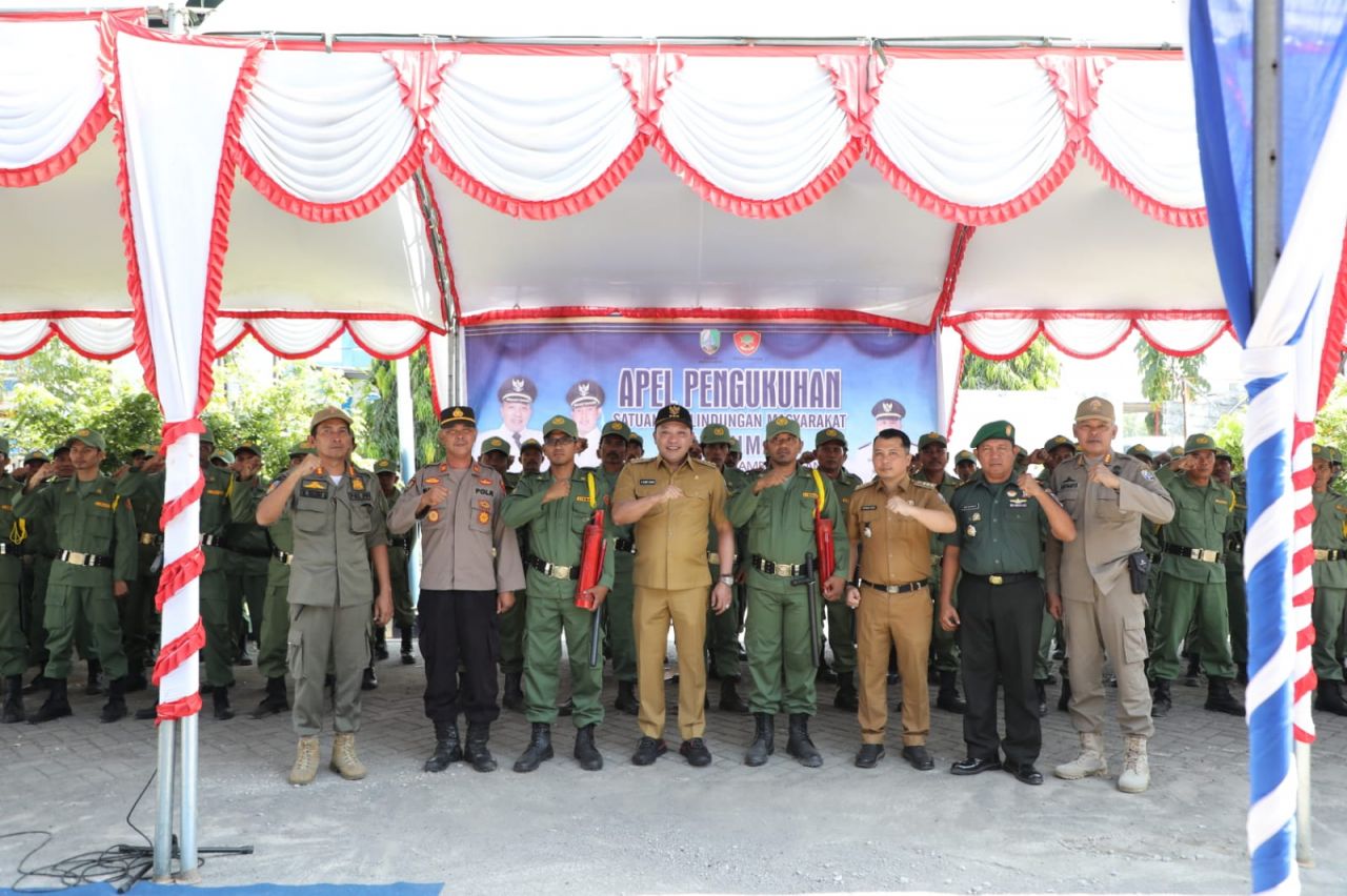 Pengukuhan : Danramil Lettu Heri bersama Forkopimcam Tembelangan mengukuhkan linmas Kecamatan Tembelangan