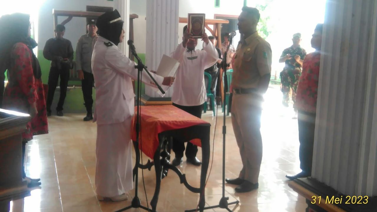 Lantik : Kades Ngogri melantik dan mengambil sumpah jabatan pada Davis Adi Susanto sebagai pejabat di Deda Ngogri yang menduduki posisi Kasi Pemerintahan Desa Ngori Kecamatan Megaluh Kabupaten Jombang