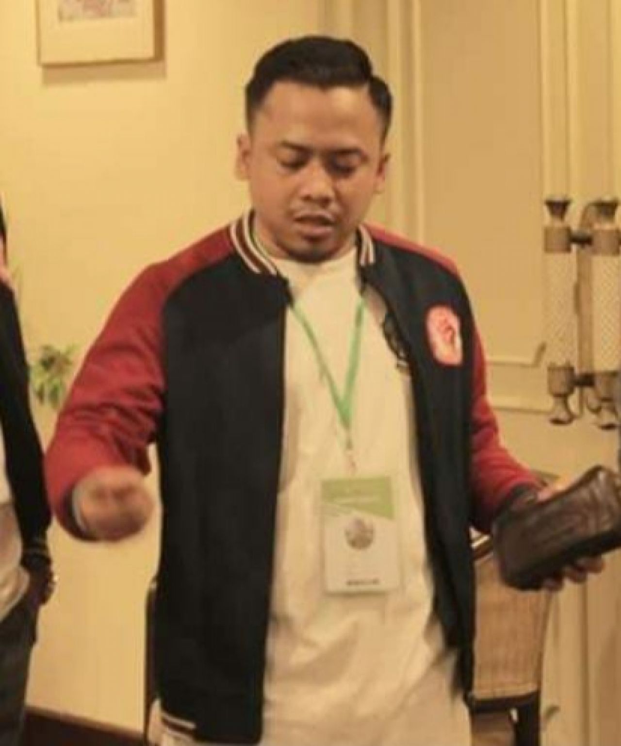 Adukan : Koordinator LSM PP Jatim Mahmudi Ibnu Khotib, seusai menyampaikan aduan ke kantor Kejaksaan Negri Bangkalan atas dugaan penyelewengan anggaran pengadaan internet sebesar 2 Miliar rupiah